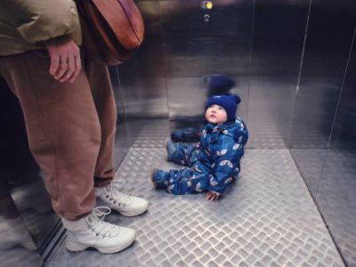 بچه ای در حال سوار شدن در آسانسور