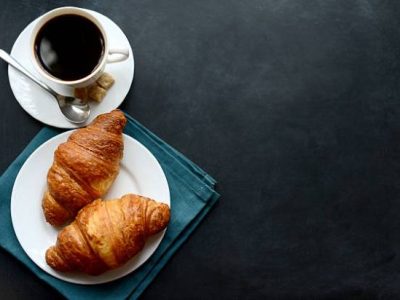 یک فنجان قهوه و دو کرواسان