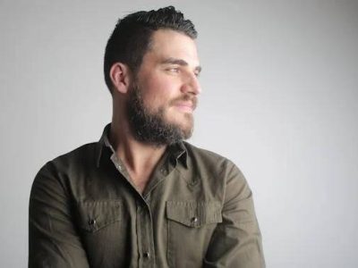 یک مرد با لباس سبز