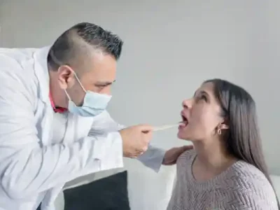 دکتری که یک خانم را معاینه می کند.