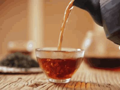 ریختن چای در لیوان