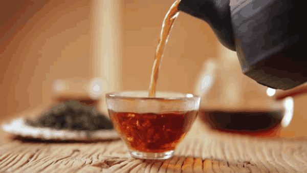 ریختن چای در لیوان