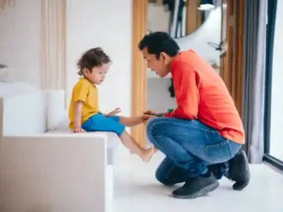 کودکی که دارد با پدرش صحبت می کند.