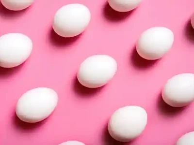 تعدادی تخم مرغ با پس زمینه صورتی