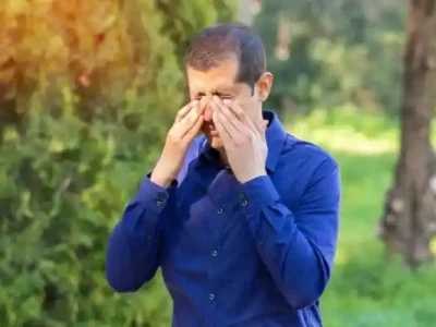 فردی که چشم هایش را می خاراند.