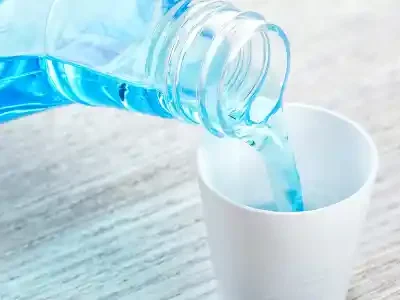 ریختن دهانشویه در ظرف مخصوص