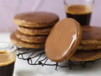 بیسکوییتی که با شکلات کاور شده است.