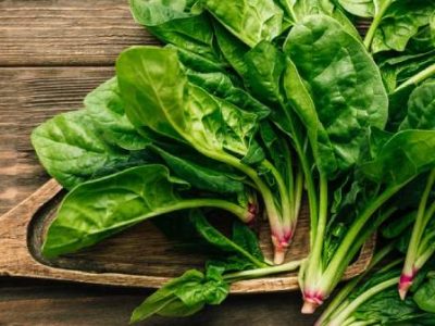 یک دسته اسفناج روی تخته چوبی