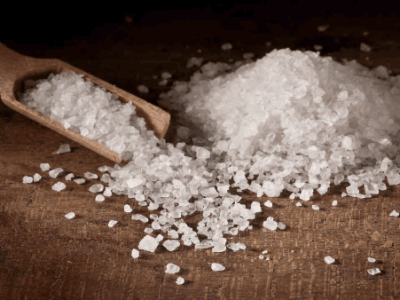 نمک روی میز ریخته شده