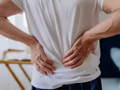 فردی که دستش روی کمرش است.