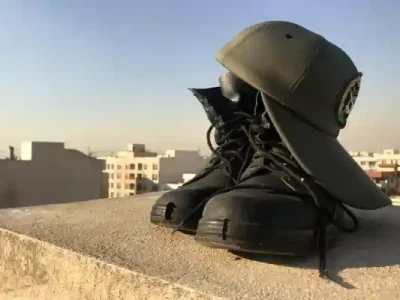 کفش سربازی و کلاه روی آن