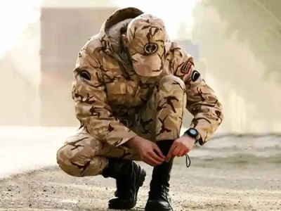 سربازی که بند کفشش را می بندد.