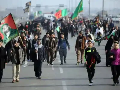 افرادی که دارند پیاده روی می کنند.