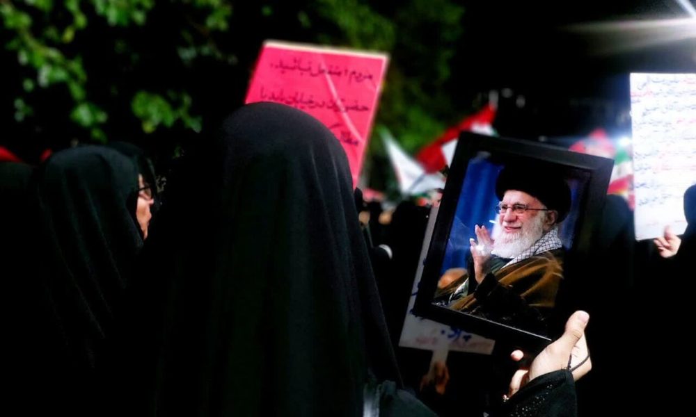 همزیستی شادی کودکان با شعارهای اجتماعی در تجمعات مشهد