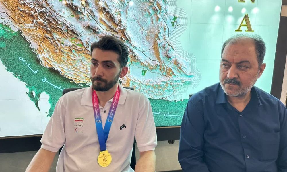 حضور پرشور مردم چناران در جشن قهرمان جهان رشته والیبال نشسته